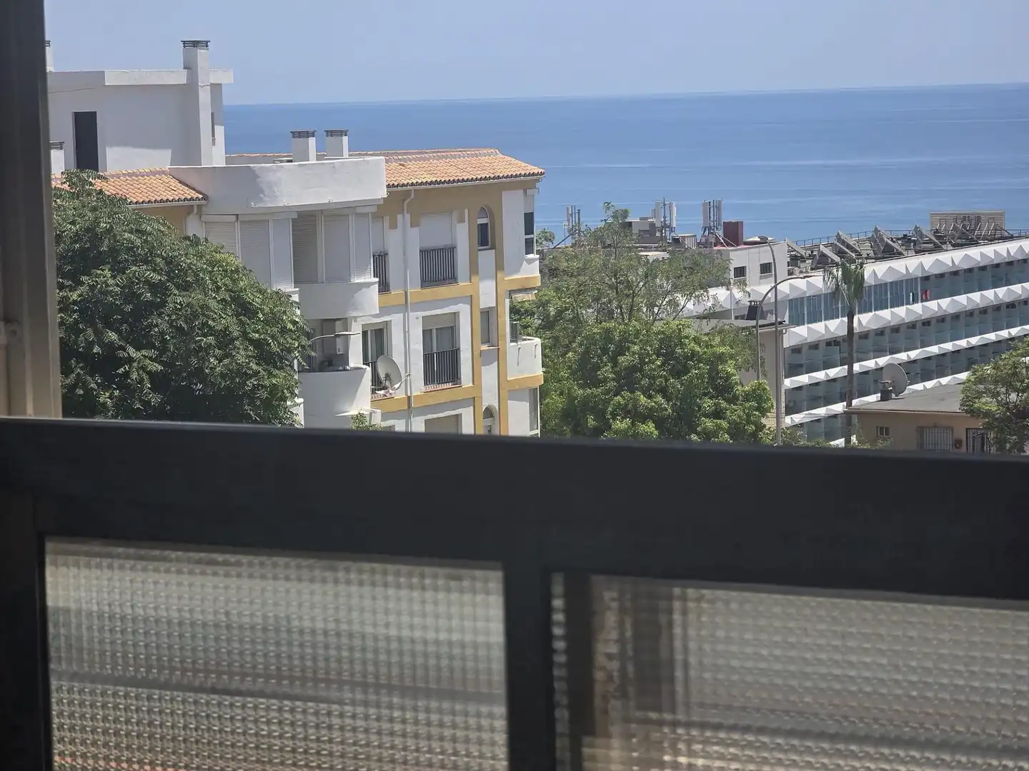 Vista exterior de Piso en venta en Torremolinos con Terraza y Piscina comunitaria