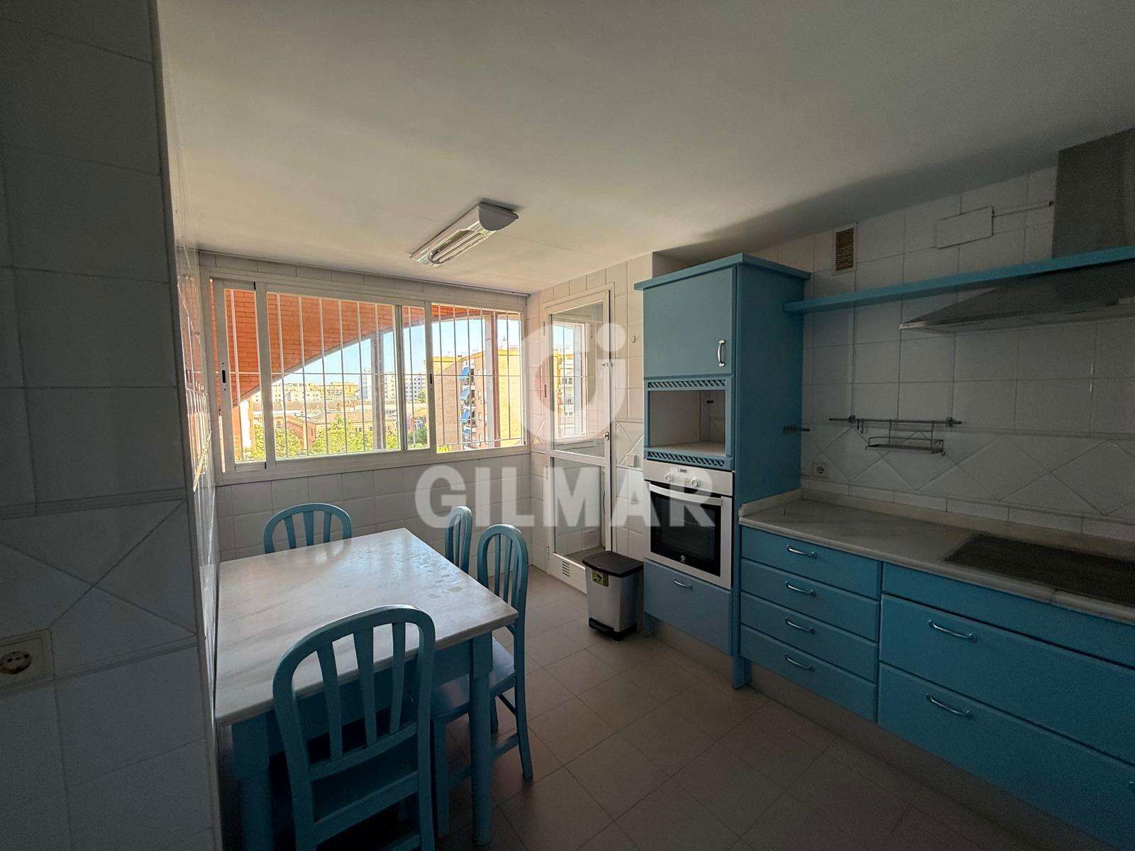Kitchen of Flat to rent in  Sevilla Capital  with Air Conditioner, Oven and Washing machine