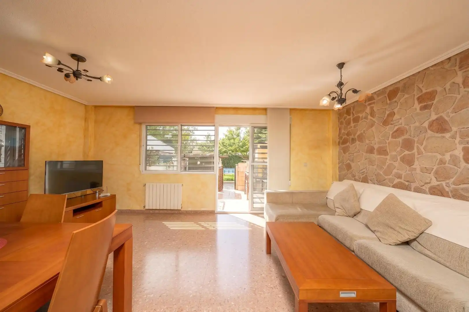 Sala d'estar de Casa adosada en venda en Aspe amb Piscina comunitària