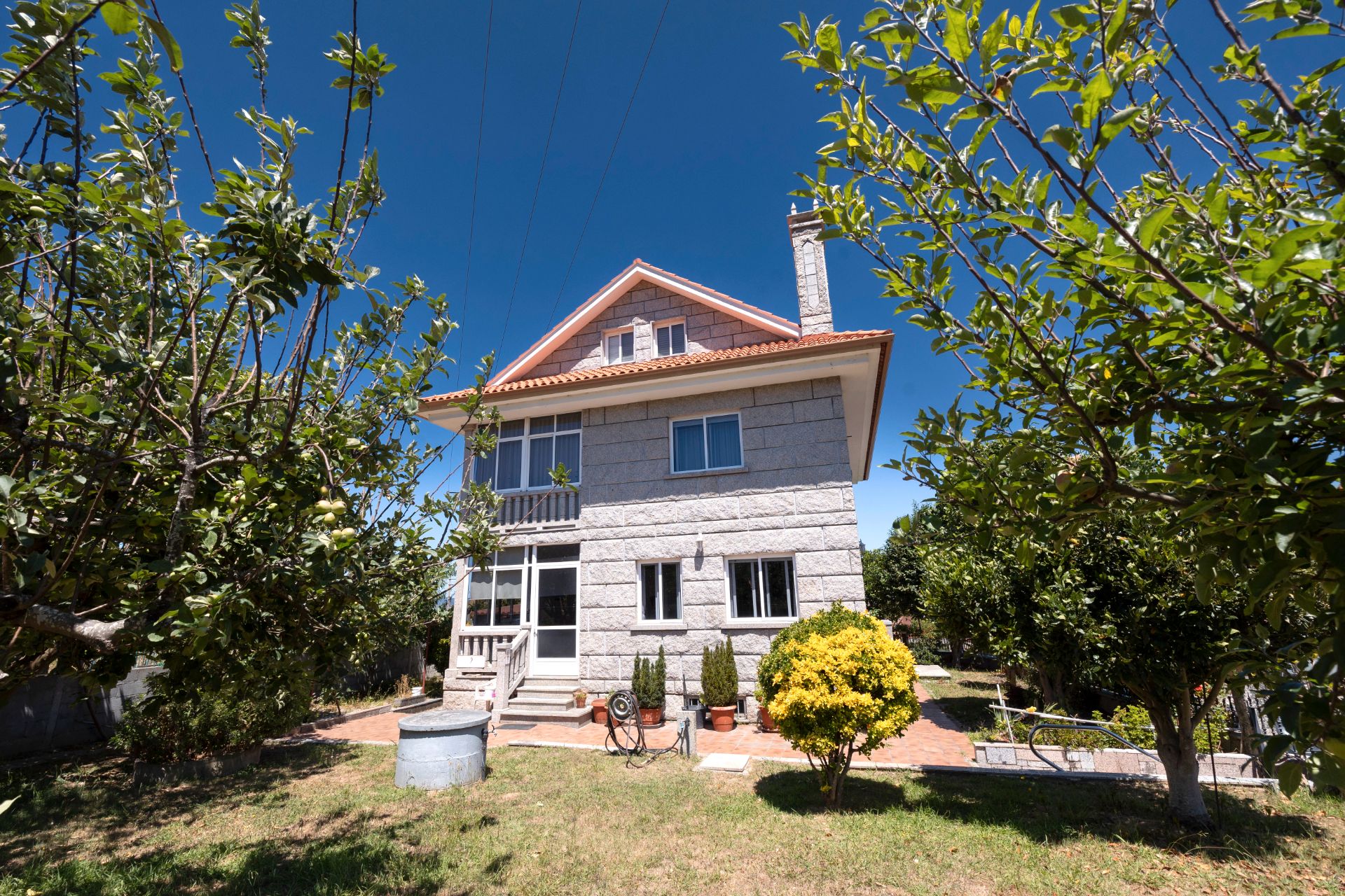 Vista exterior de Casa o xalet en venda en Vigo  amb Calefacció, Jardí privat i Parquet