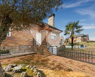 Vista exterior de Casa o xalet en venda en Colmenarejo amb Calefacció, Jardí privat i Terrassa