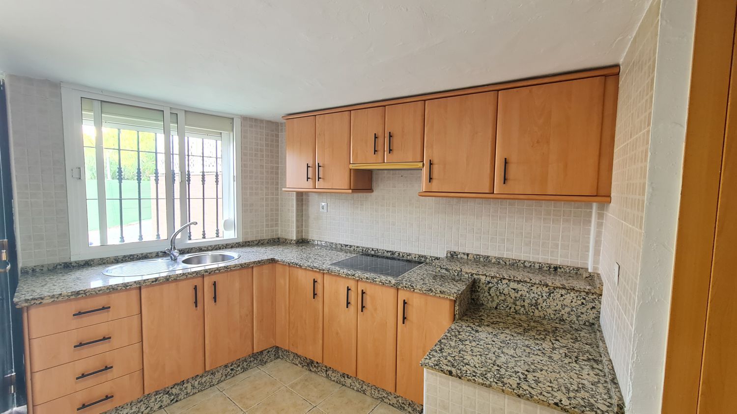 Cuina de Apartament de lloguer en Vélez-Málaga amb Terrassa i Piscina comunitària