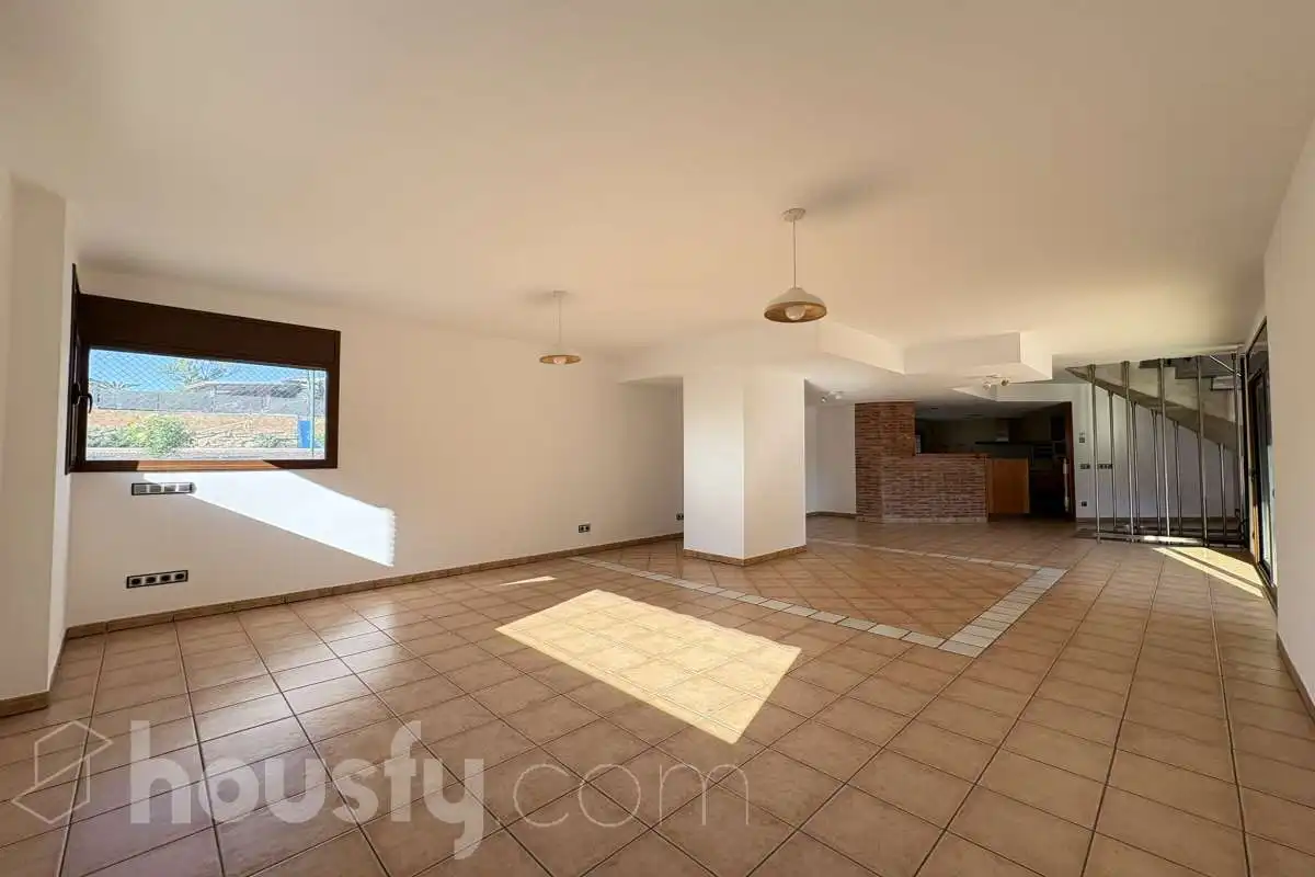 Sala de estar de Casa o chalet en venta en Sant Julià de Ramis con Calefacción, Jardín privado y Terraza
