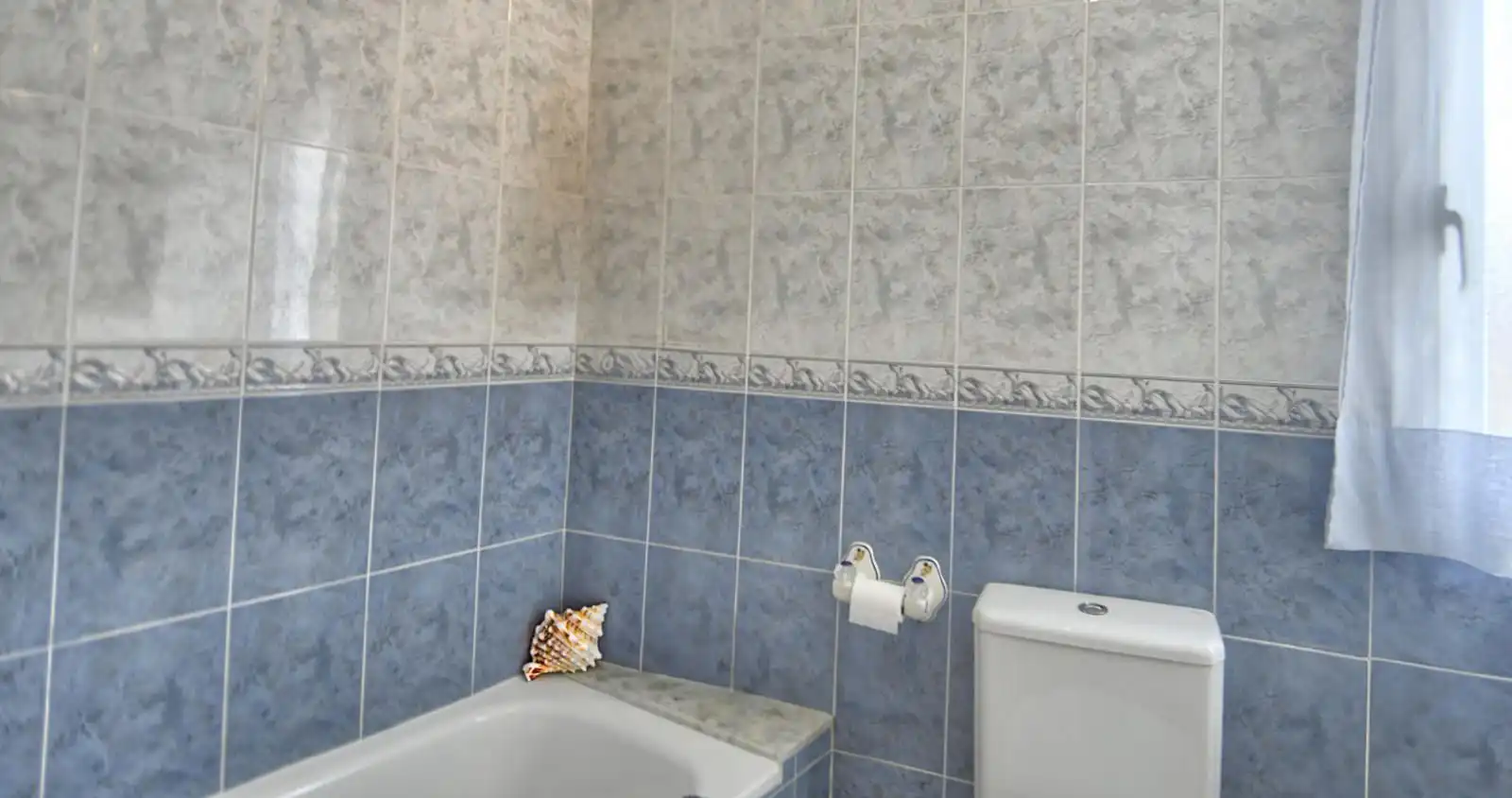 Badezimmer von Einfamilien-Reihenhaus zum Verkauf in Palafrugell mit Klimaanlage, Heizung und Terrasse