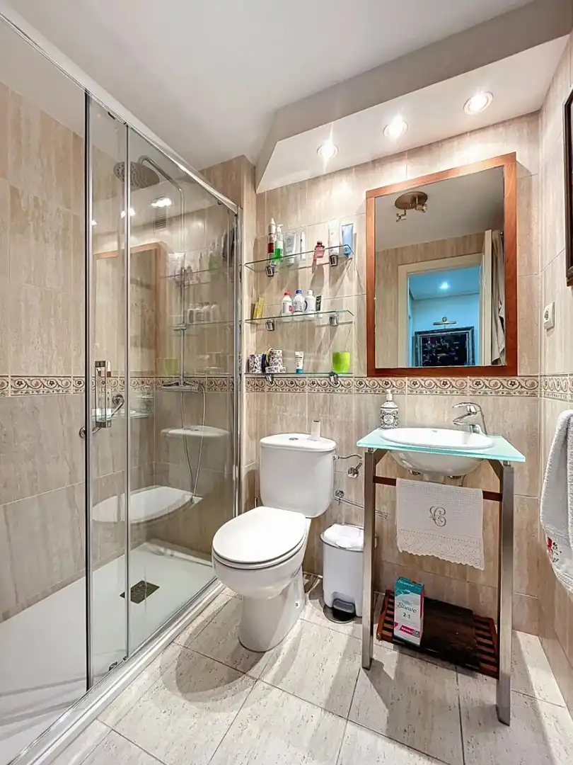 Baño de Piso en venta en Benidorm con Aire acondicionado, Calefacción y Jardín privado