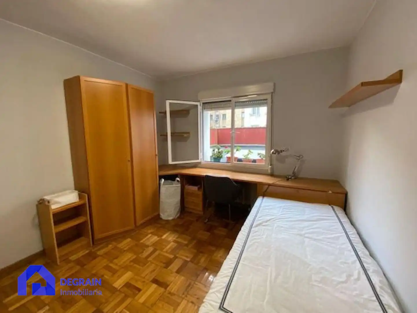 Schlafzimmer von Erdgeschoss zur Miete in Oviedo  mit Abstellraum und Möbliert