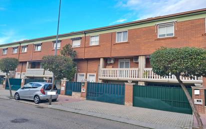 Vista exterior de Casa adosada en venda en Laguna de Duero amb Aire condicionat, Calefacció i Jardí privat