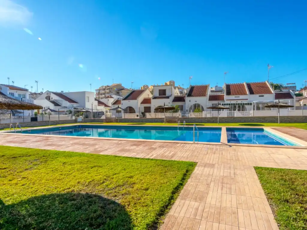 Piscina de Casa adosada en venda en Torrevieja amb Aire condicionat, Moblat i Piscina comunitària