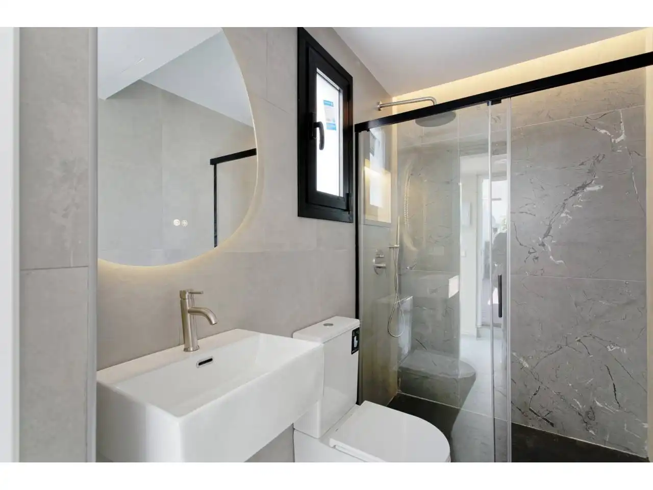 Bathroom of Duplexes for sale in Barcelona  with Air Conditioner, Heating and Parquet flooring