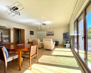 Sala d'estar de Casa adosada en venda en Salamanca Capital amb Aire condicionat i Terrassa