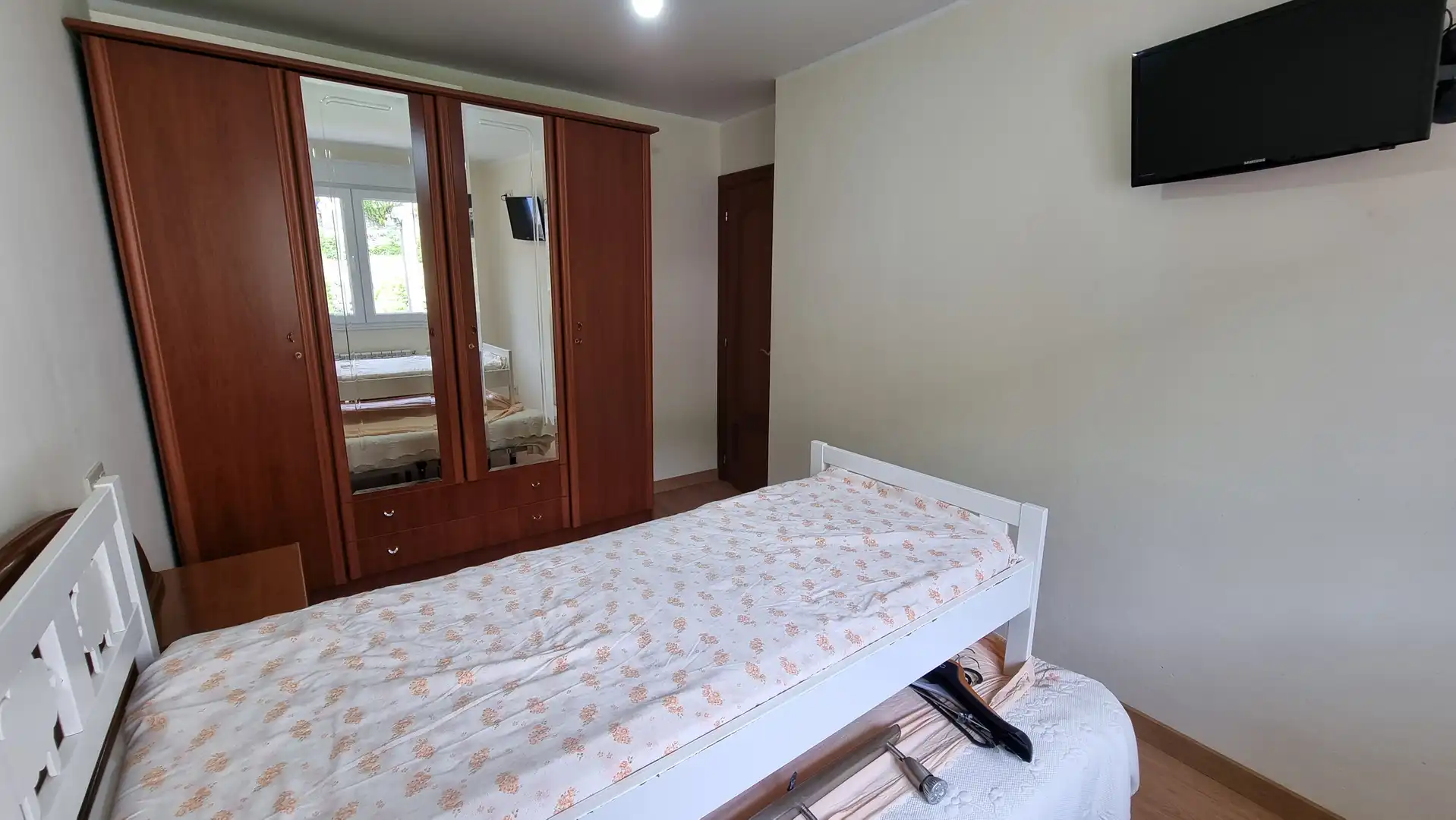 Dormitori de Casa adosada en venda en Cabrales amb Calefacció i Moblat