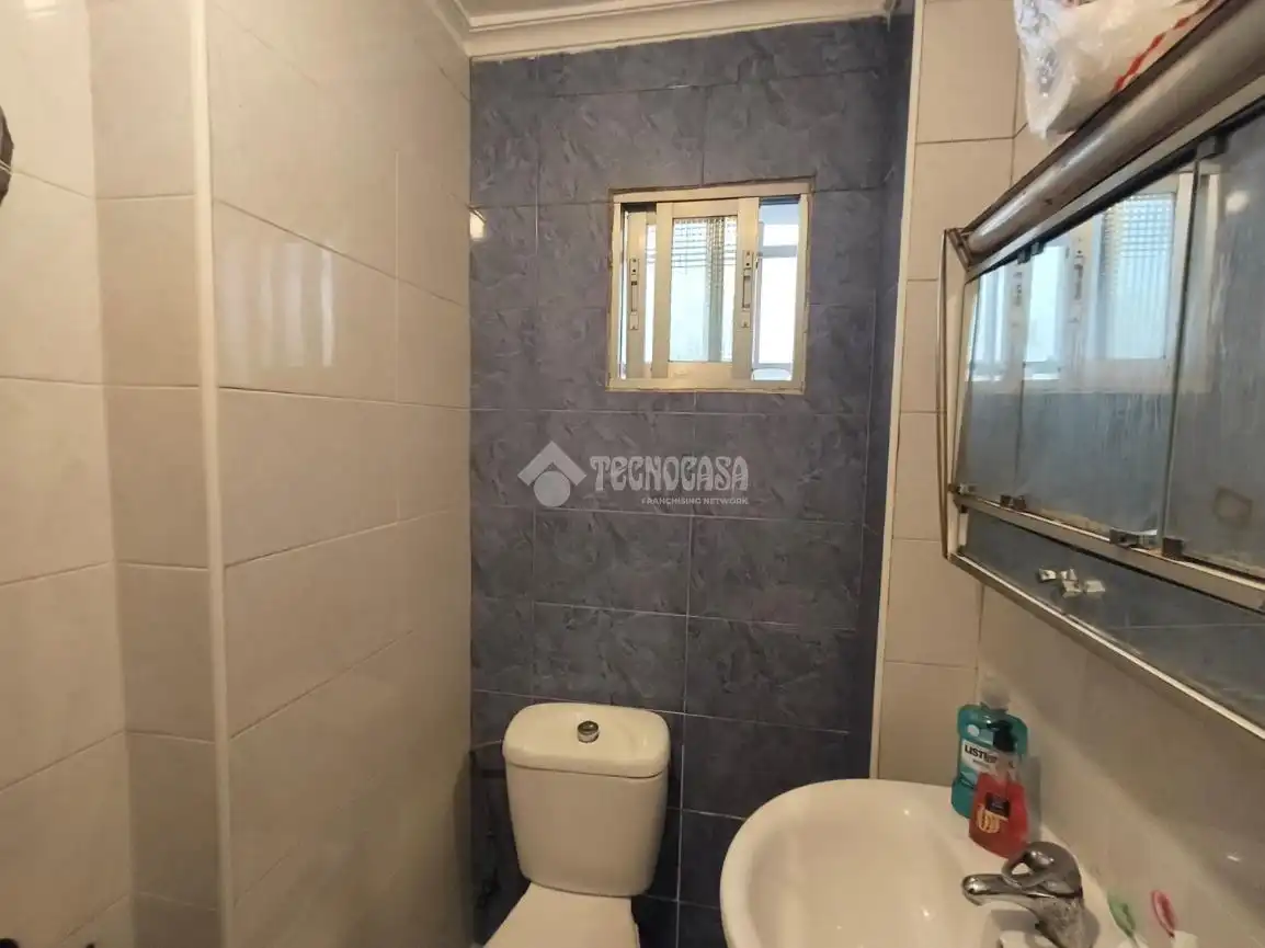 Badezimmer von Wohnung zum Verkauf in Palencia mit Heizung, Abstellraum und Balkon