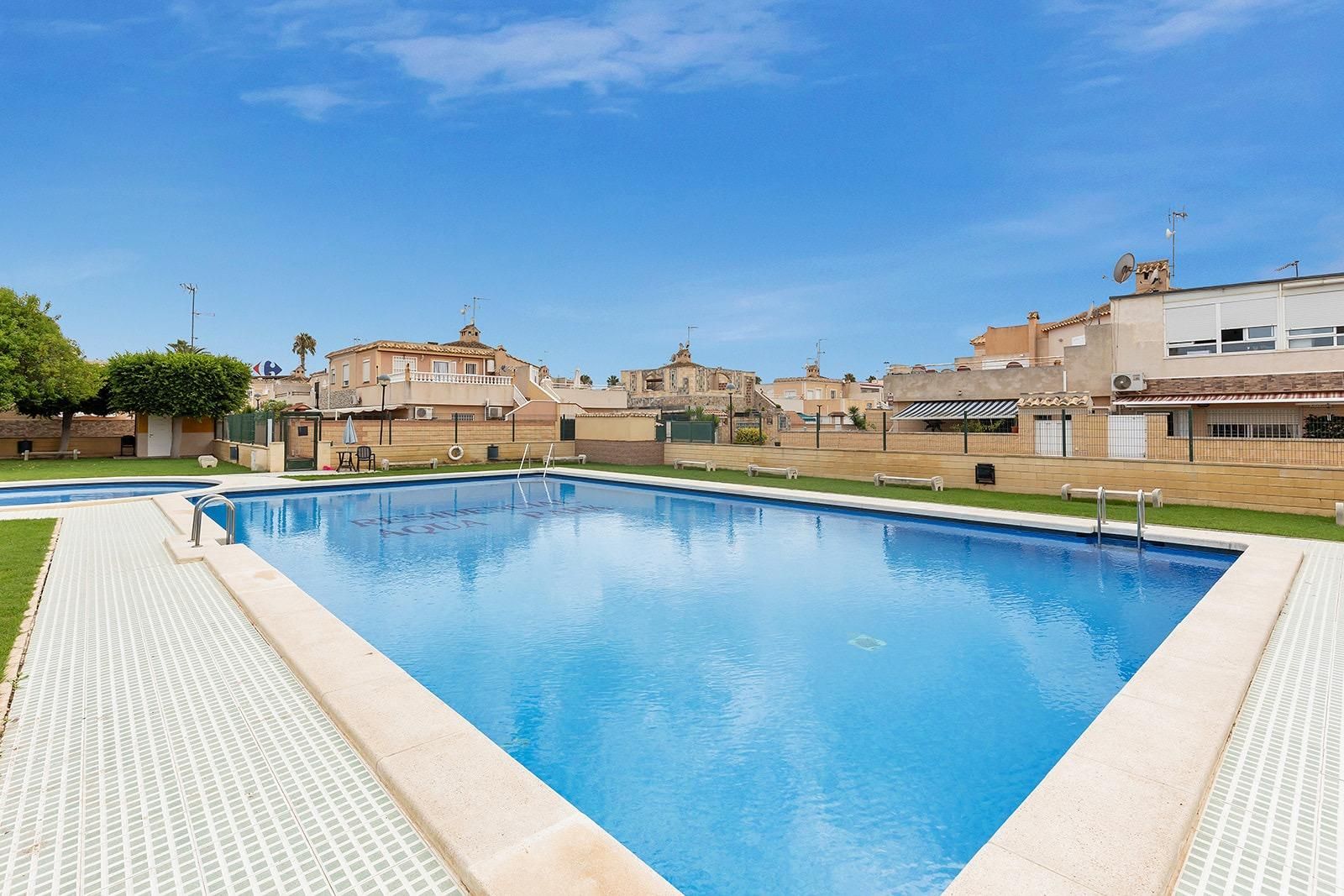 Swimming pool of House or chalet for sale in Torrevieja  with Air Conditioner, Heating and Private garden
