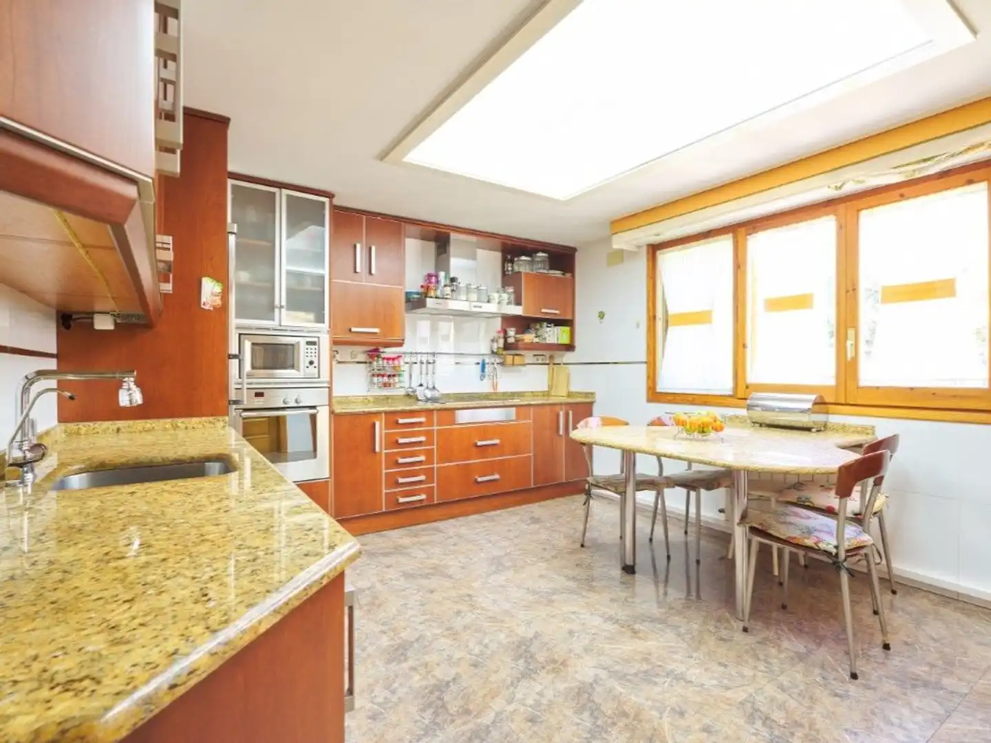 Cuina de Casa o xalet en venda en Zaragoza amb Aire condicionat, Calefacció i Jardí privat