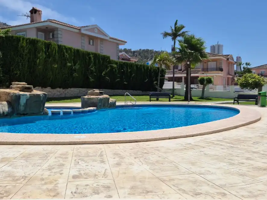 Casa aparellada amb piscina en venda a AVENIDA DE MALTA 10