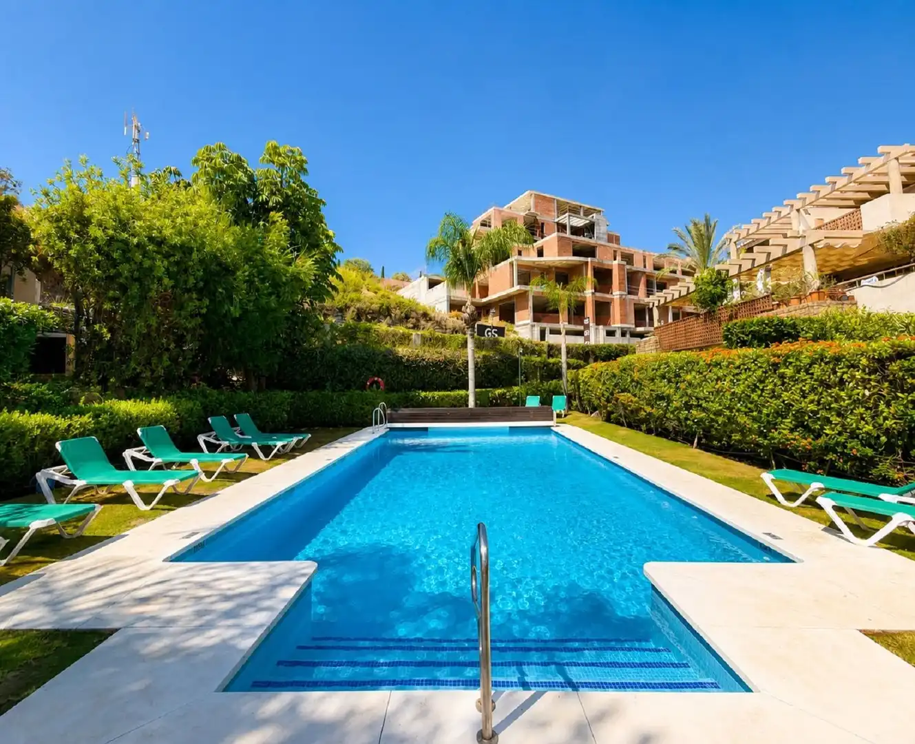 Piscina de Apartament en venda en Marbella amb Aire condicionat, Jardí privat i Terrassa