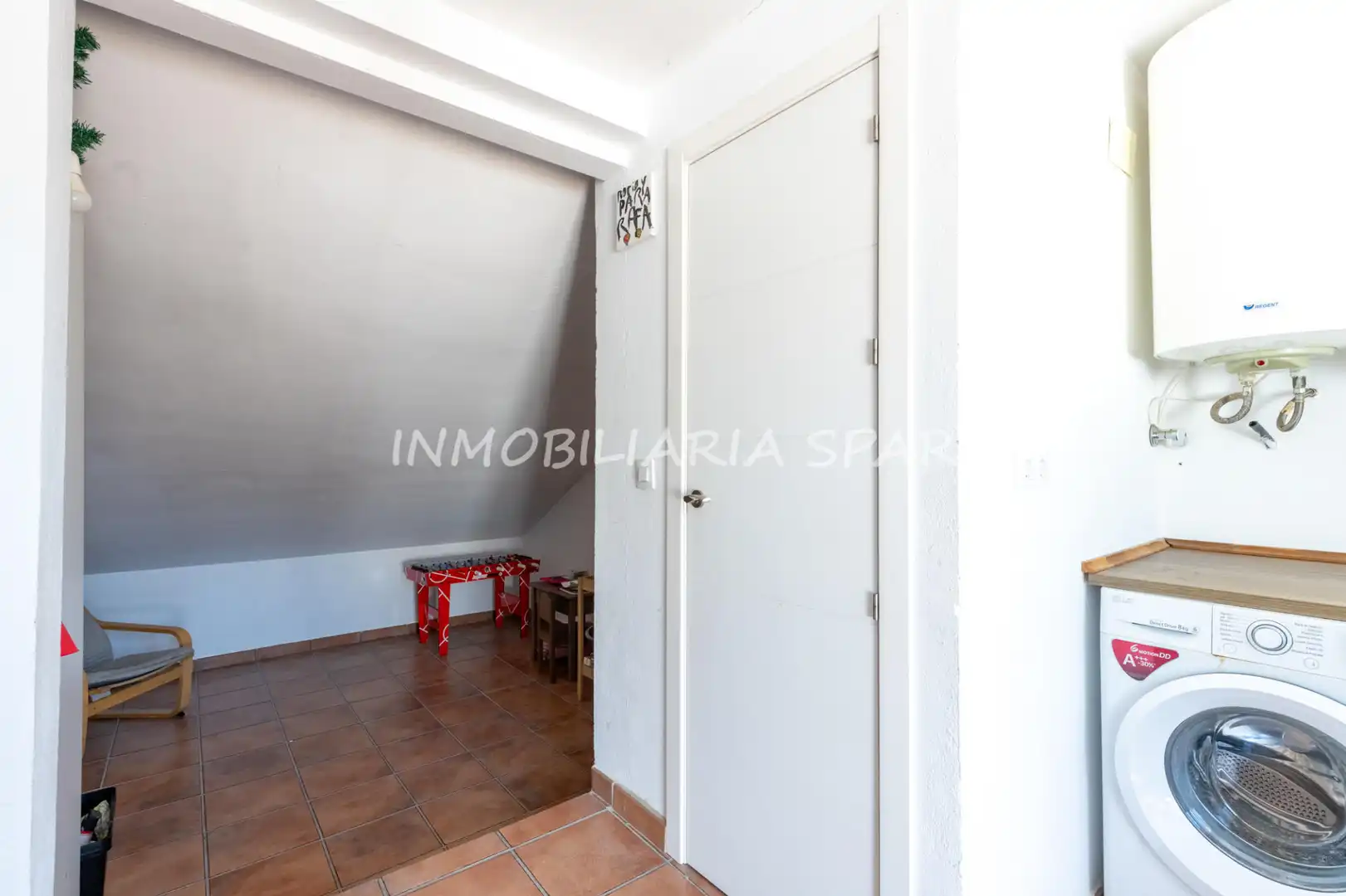 Casa adosada en venta en Gelves con Terraza, Horno y Lavadora