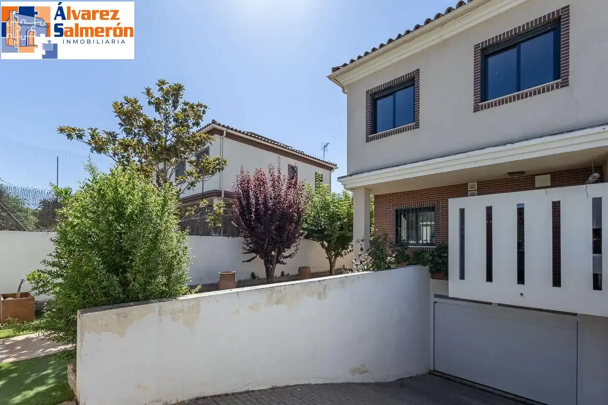 Vista exterior de Casa o chalet en venta en Albolote con Aire acondicionado, Calefacción y Jardín privado
