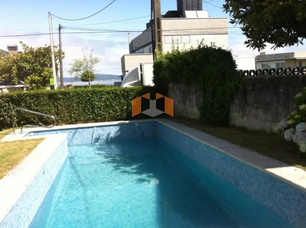 Piscina de Casa o xalet en venda en Vigo  amb Jardí privat, Parquet i Traster