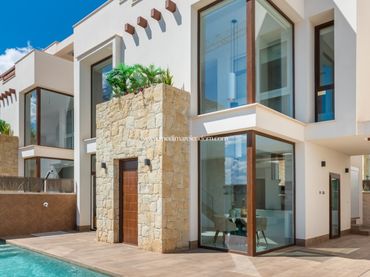 House with balcony for sale in Los Montesinos