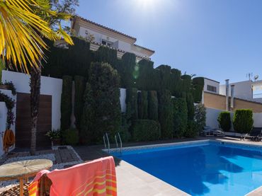 House with balcony for sale in Calle Cosmos 46