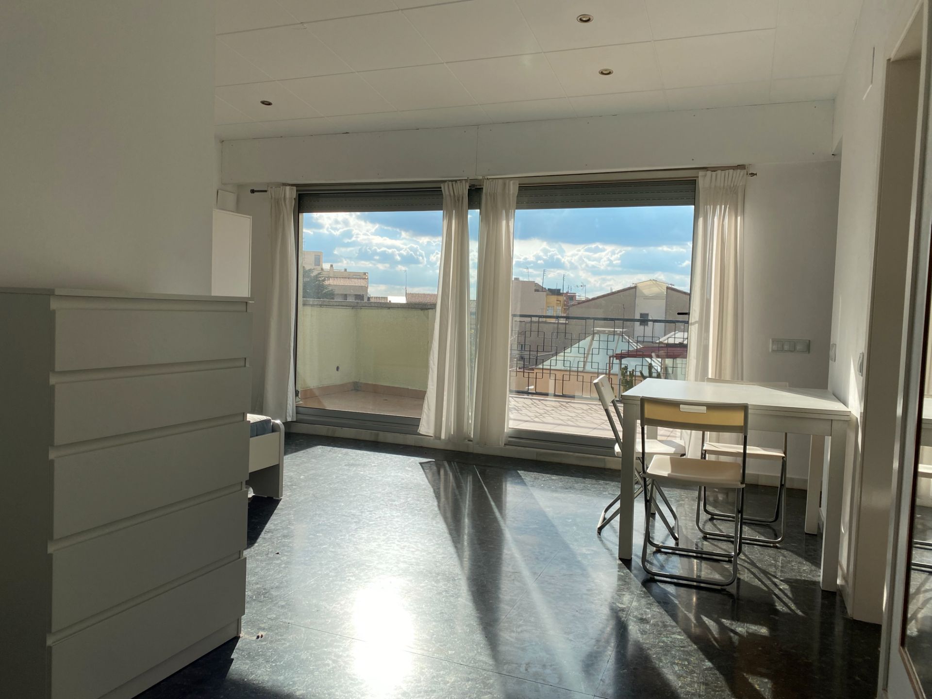 Schlafzimmer von Dachboden zur Miete in Terrassa mit Terrasse, Möbliert und Waschmaschine