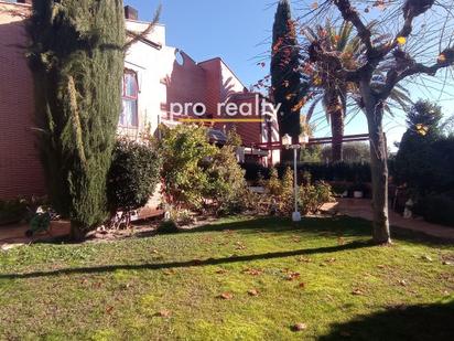 Jardí de Casa adosada en venda en Las Rozas de Madrid amb Terrassa i Piscina