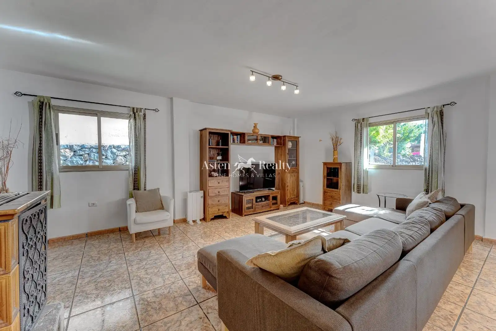 Sala d'estar de Casa o xalet en venda en Adeje amb Aire condicionat, Traster i Piscina
