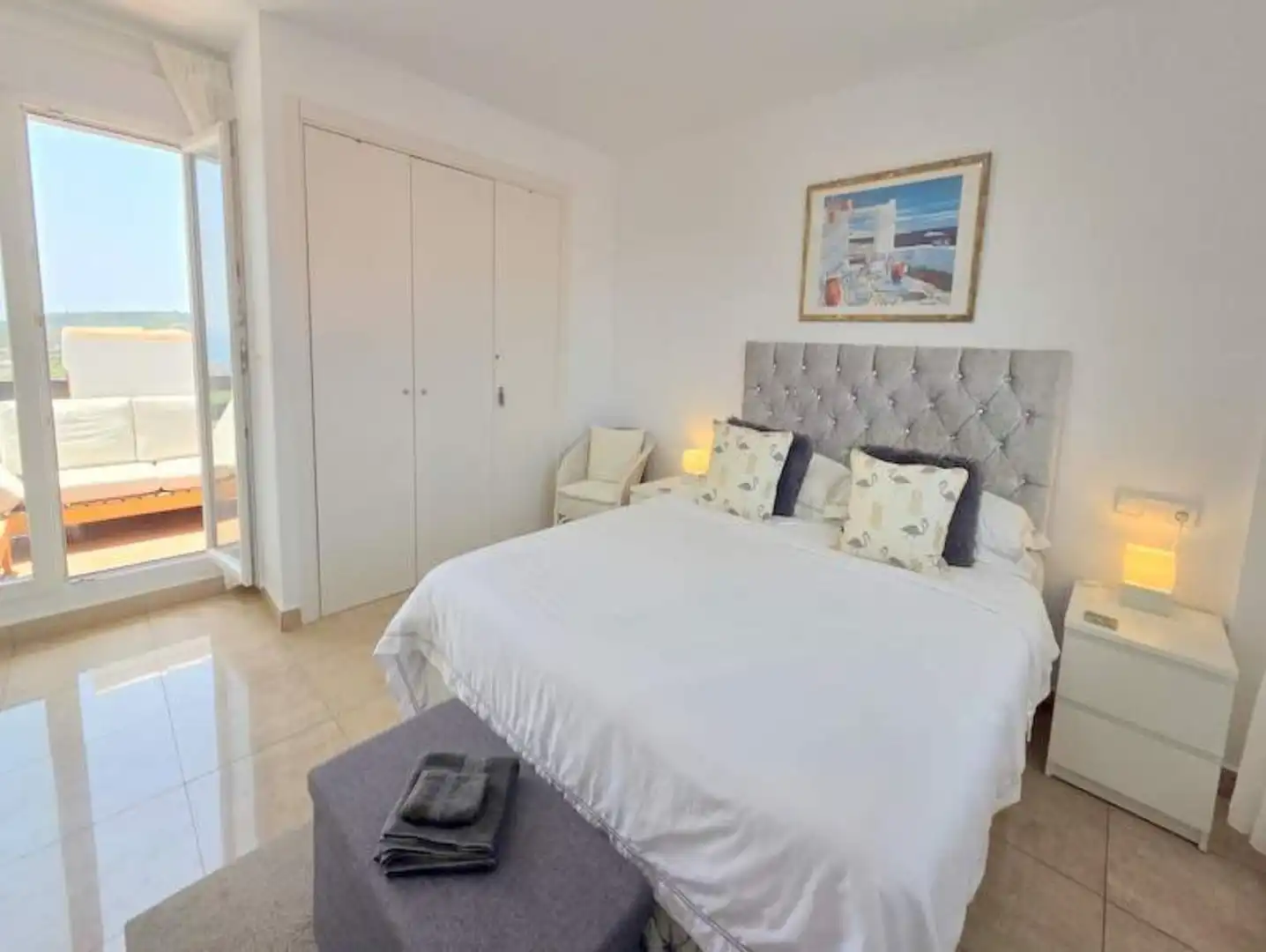Schlafzimmer von Dachboden zum Verkauf in Manilva mit Klimaanlage, Terrasse und Möbliert