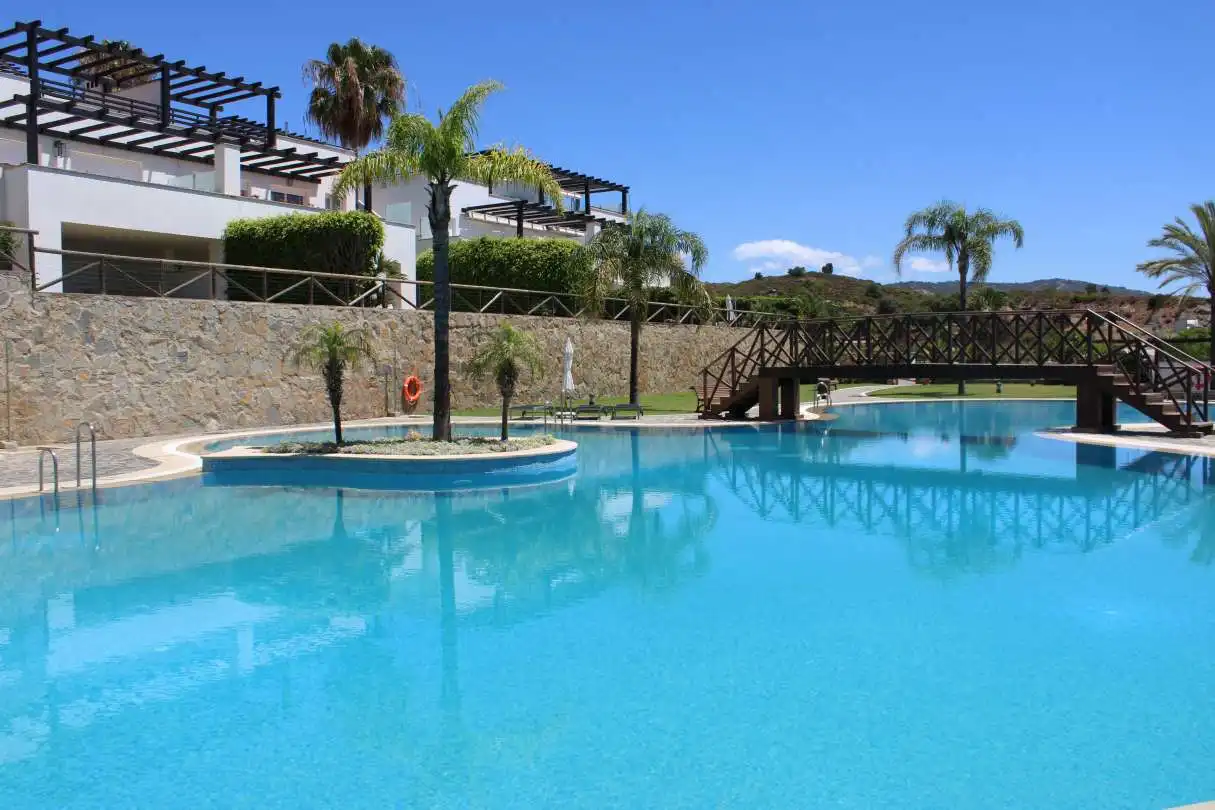 Piscina de Casa adosada de alquiler en Marbella con Aire acondicionado, Calefacción y Jardín privado