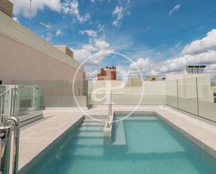 Swimming pool of Flat to rent in  Madrid Capital  with Air Conditioner, Heating and Private garden