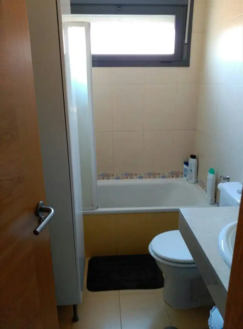 Baño de Piso para compartir en Leganés con Calefacción, Jardín privado y Amueblado