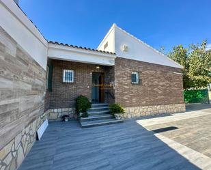 Vista exterior de Casa o xalet en venda en San Vicente del Raspeig / Sant Vicent del Raspeig amb Aire condicionat, Terrassa i Piscina