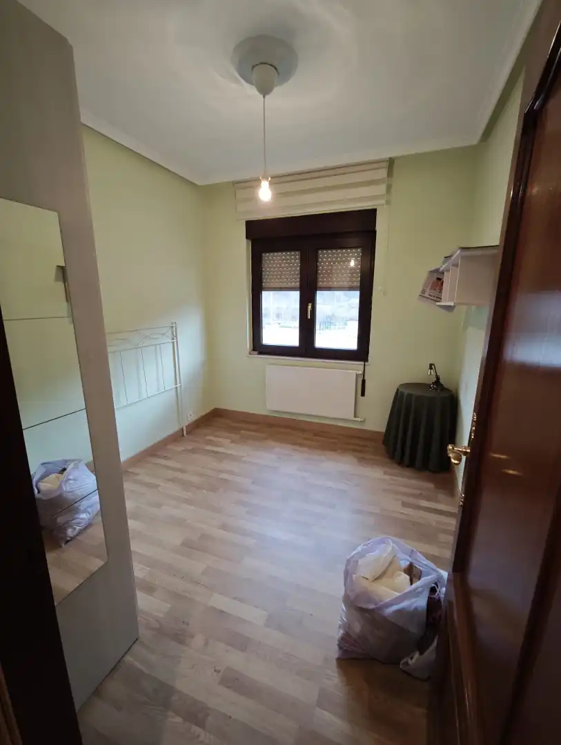Dormitori de Casa adosada en venda en Aller amb Calefacció, Parquet i Terrassa