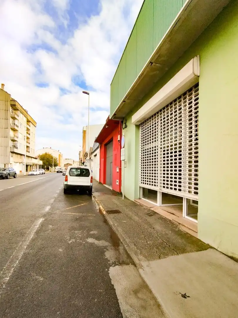 Außenansicht von Fabrikhallen zur Miete in Carballo