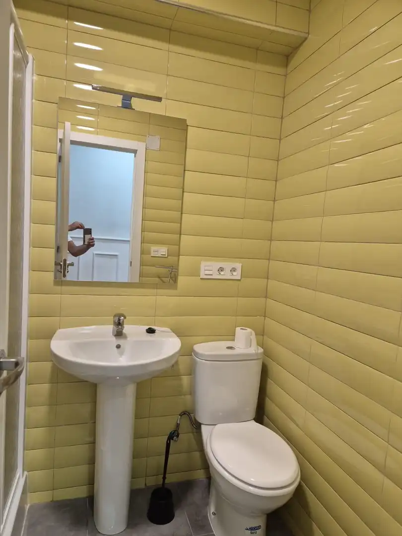 Badezimmer von Wohnung zur untervermieten in Granada mit Balkon
