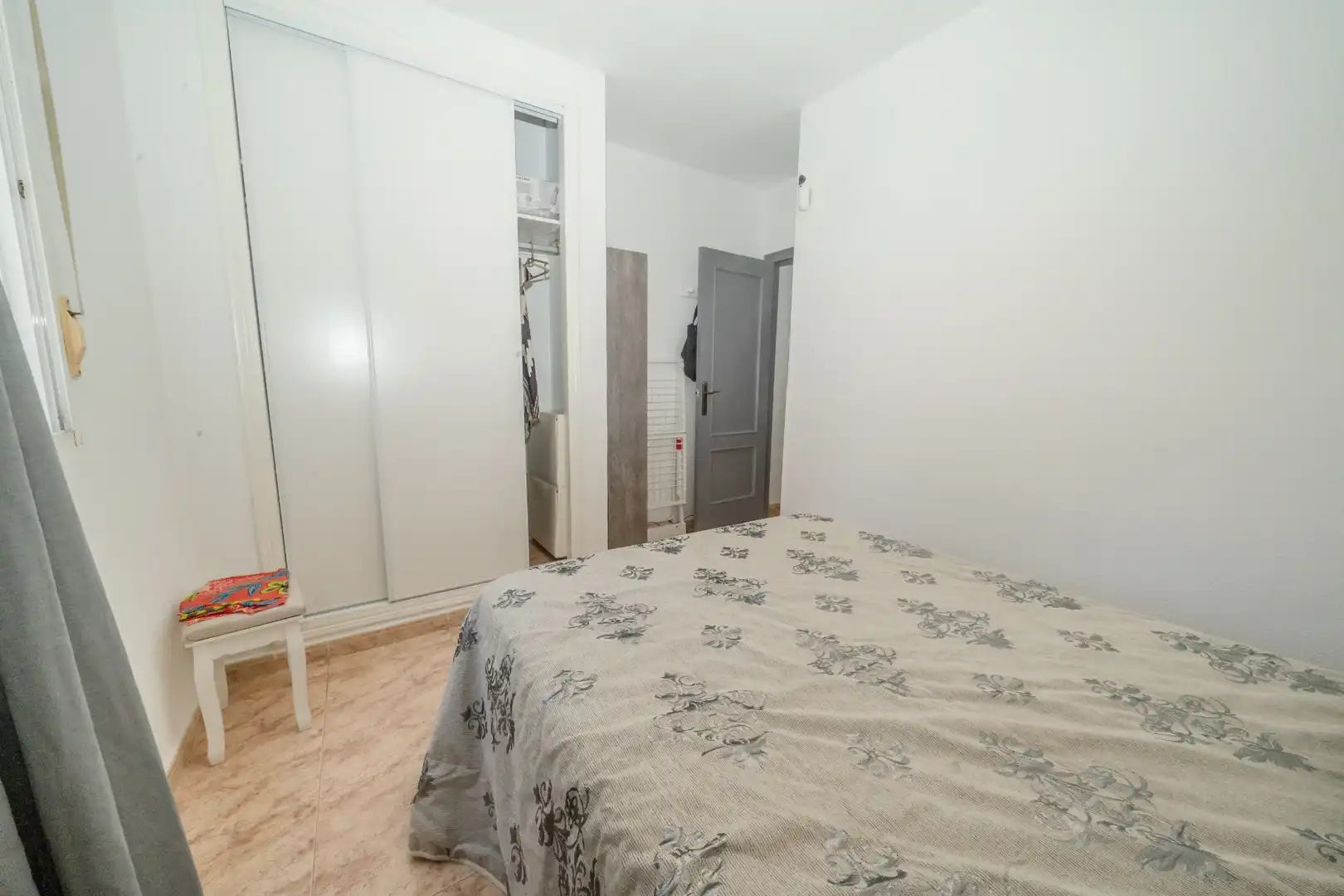 Habitación de Apartamento de alquiler en Torrevieja con Aire acondicionado, Terraza y Piscina