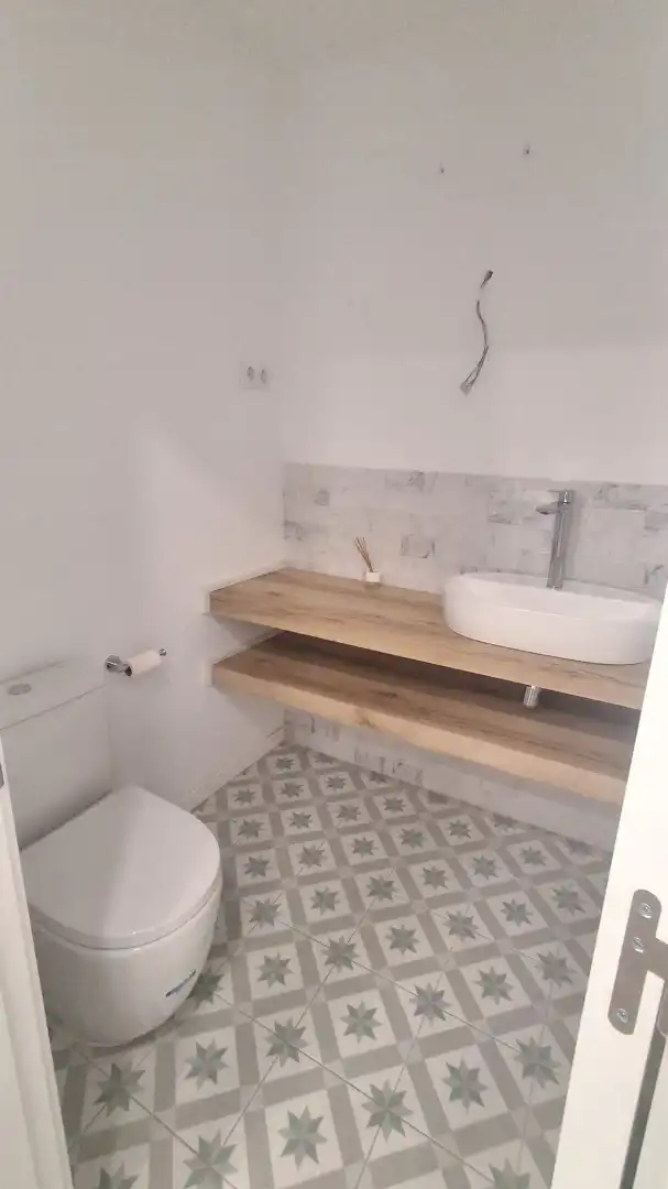 Badezimmer von Geschaftsraum zur Miete in Sitges mit Klimaanlage und Parkett