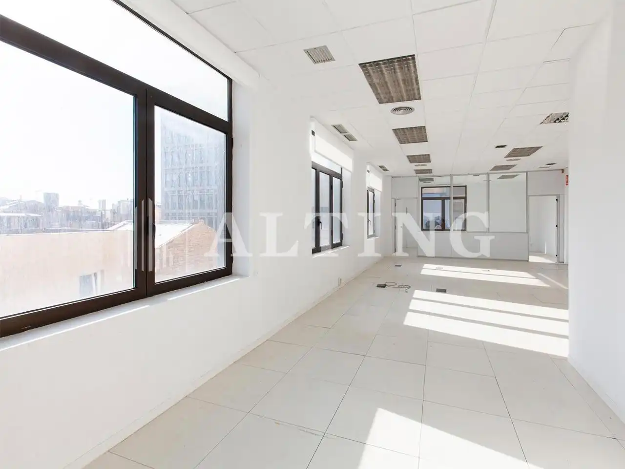 Office space with lift to rent in Catalunya, imagen 14