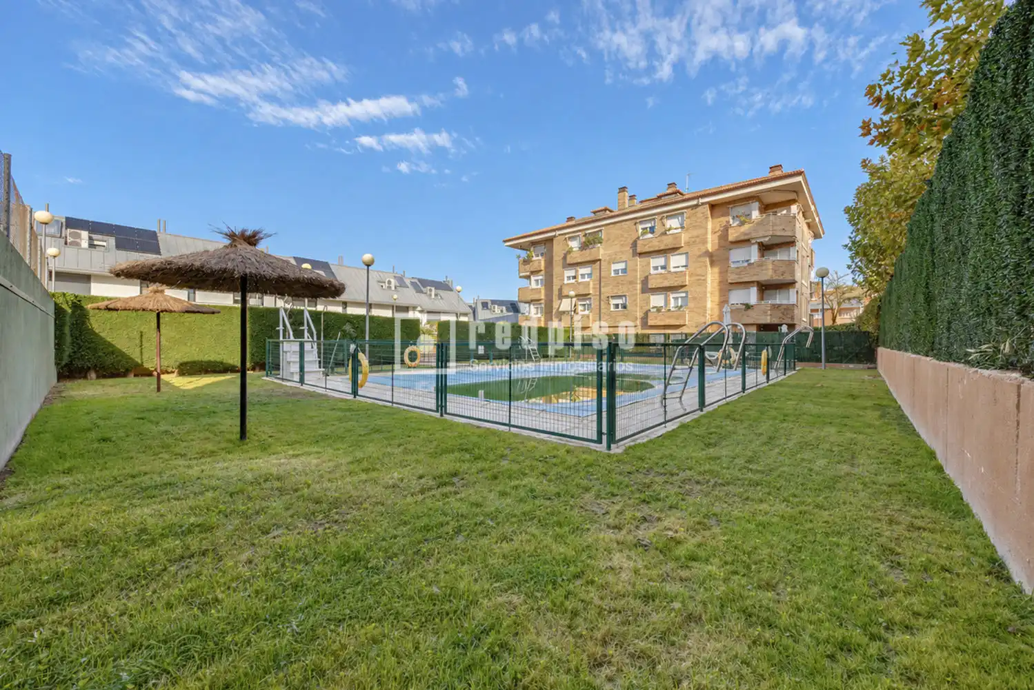Außenansicht von Wohnung zum Verkauf in Boadilla del Monte mit Klimaanlage, Heizung und Privatgarten