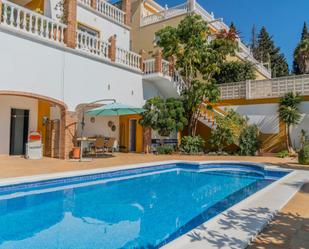 Vista exterior de Casa o xalet en venda en Vélez-Málaga amb Aire condicionat, Calefacció i Jardí privat