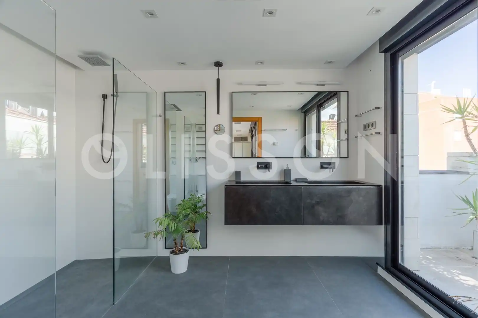 Bany de Casa o xalet en venda en Madrid amb Aire condicionat, Calefacció i Jardí privat