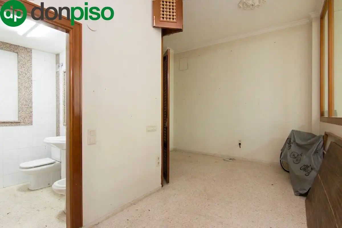 Local en venta en Granada con Amueblado