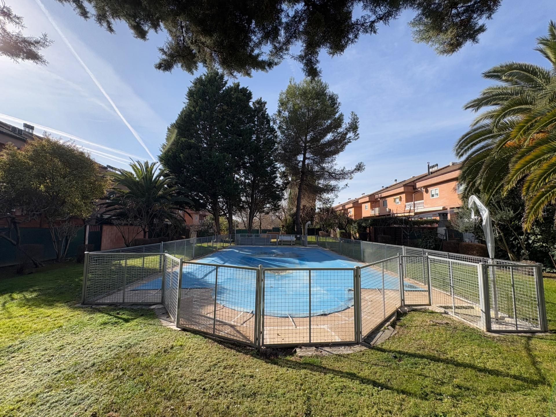 Swimming pool of Single-family semi-detached for sale in Villalbilla  with Air Conditioner, Heating and Private garden