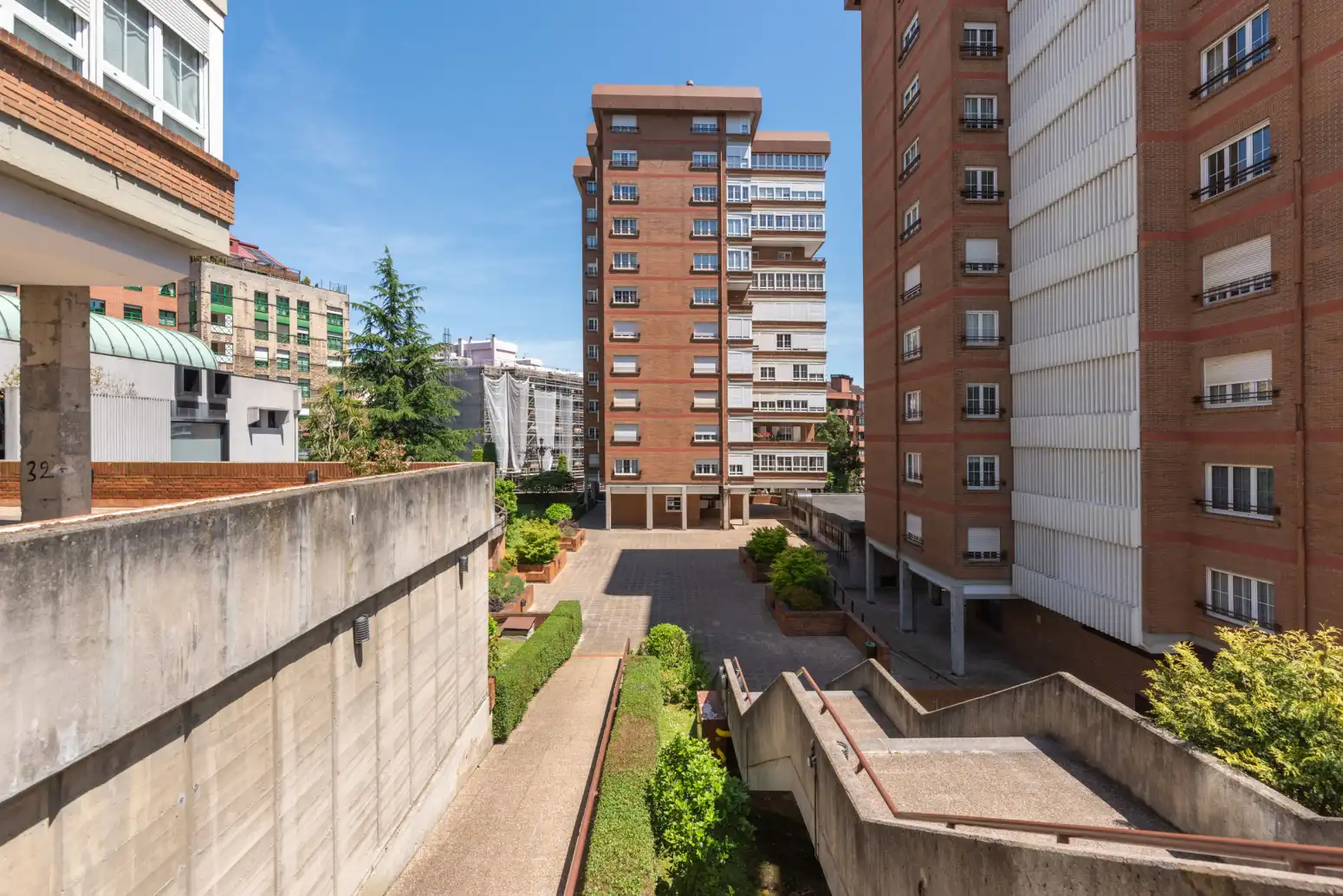 Vista exterior de Pis en venda en Oviedo  amb Calefacció, Parquet i Traster