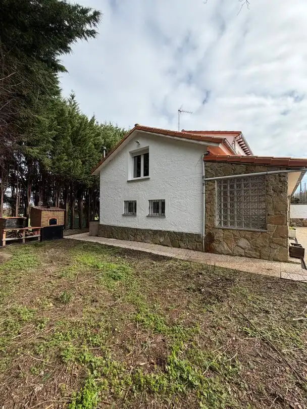 Vista exterior de Casa adosada en venda en Villaviciosa amb Calefacció, Jardí privat i Terrassa