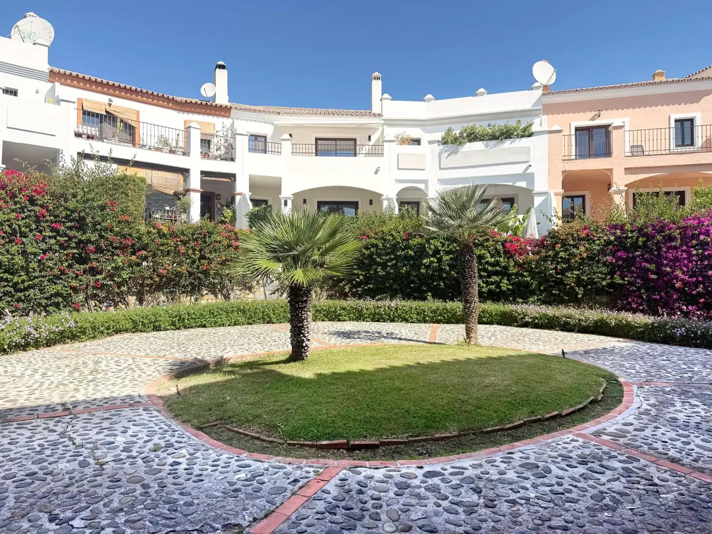 Jardí de Casa adosada en venda en Estepona amb Aire condicionat, Calefacció i Terrassa