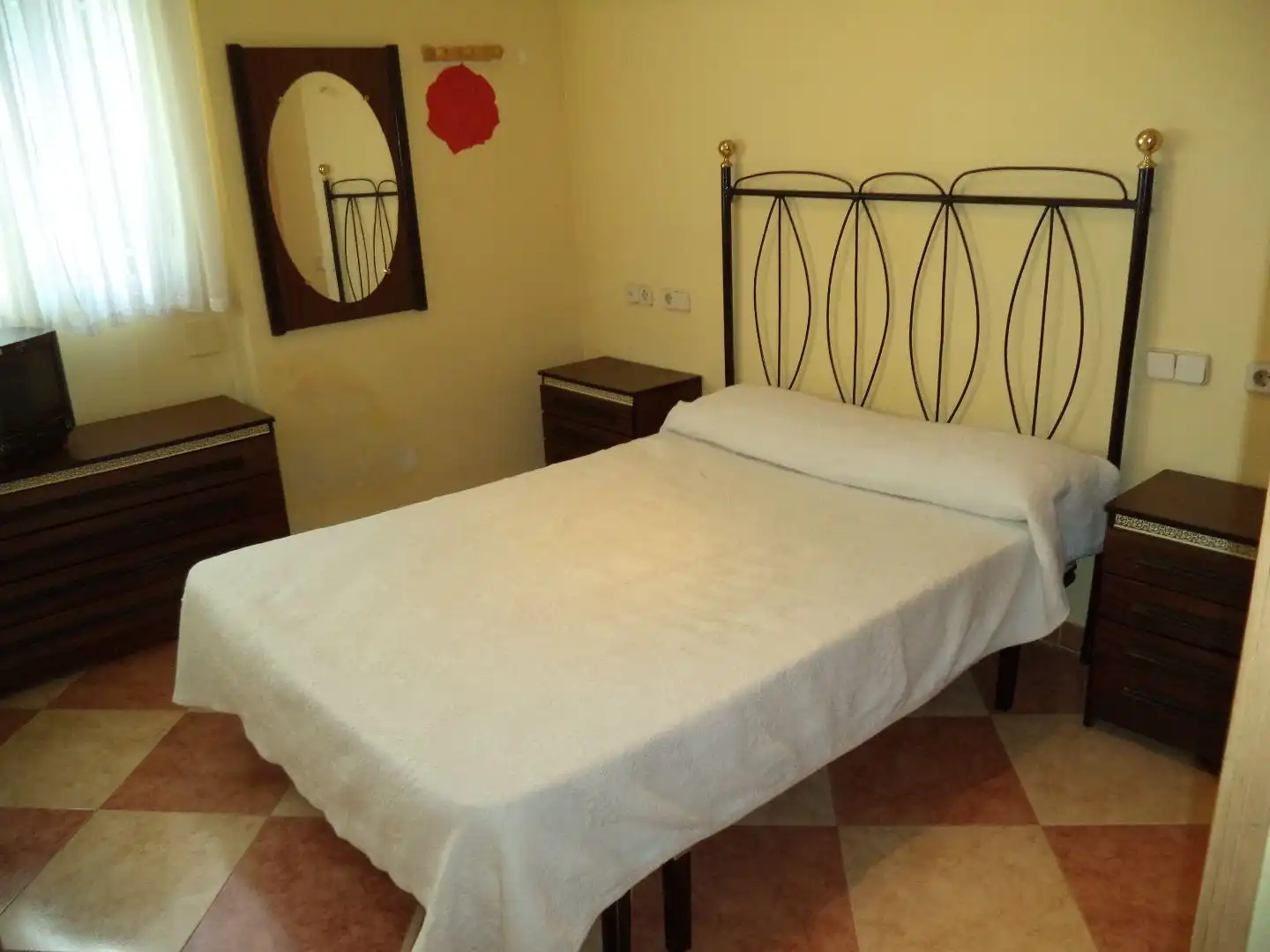 Dormitori de Apartament de lloguer en Madrid amb Moblat, Forn i Rentadora