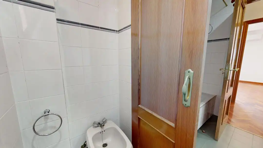 Bathroom of Flat for rent in Madrid  with Air Conditioner, Heating and Private garden