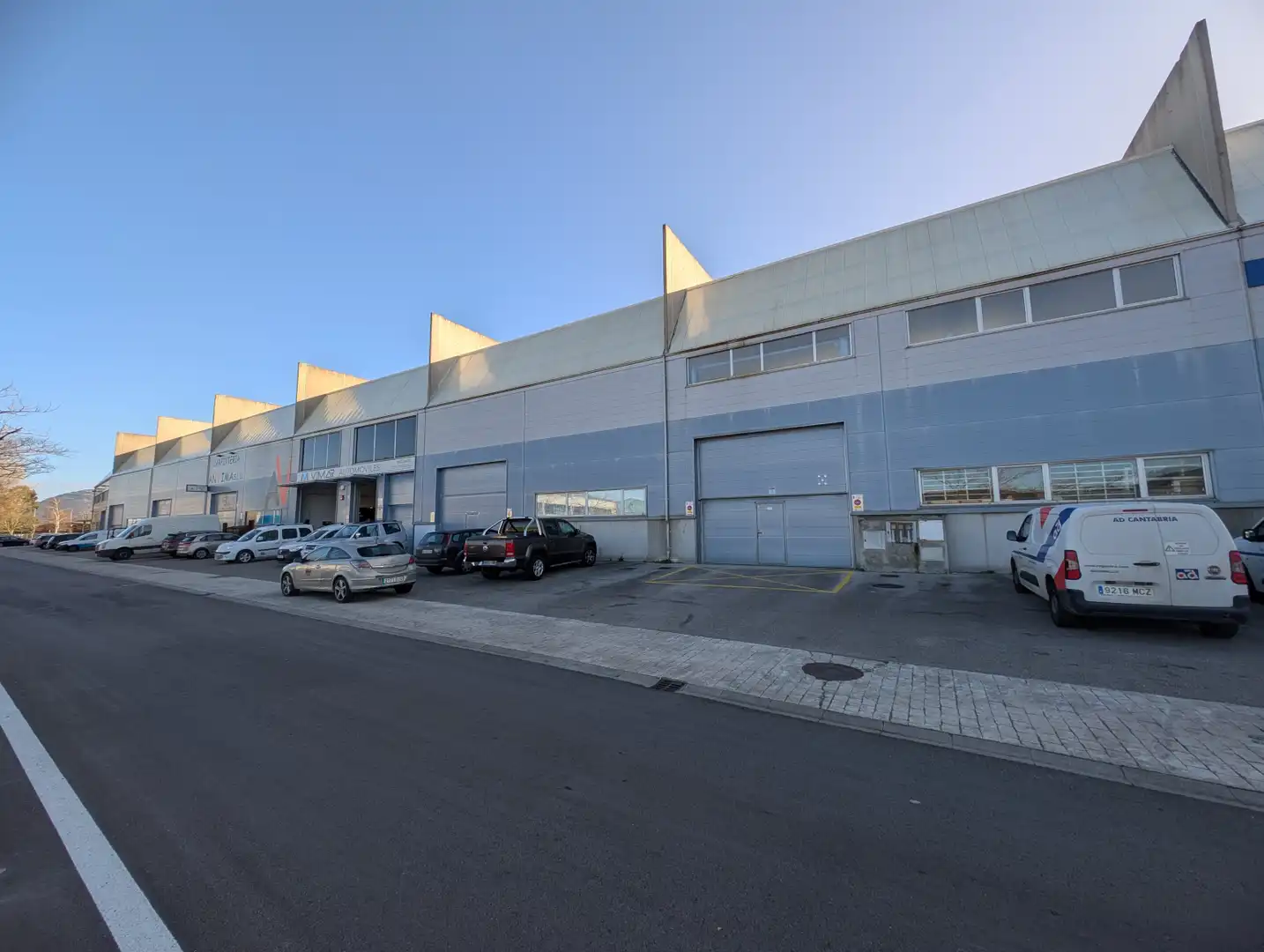 Außenansicht von Fabrikhallen zur Miete in Colindres